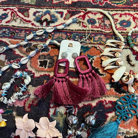 A bundle of fashion jewellery, some are custom, some are new never used! - Picture 7 of 9